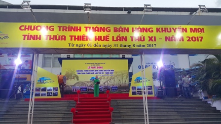 Bà Trần Thị Hòa - Trưởng phòng Quản lý thương mại phát biểu khai mạc
