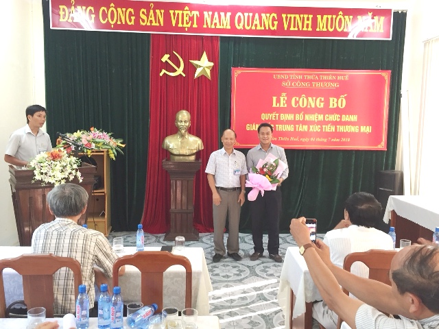 Ông Nguyễn Thanh - TUV- Giám đốc Sở Công Thương đã tặng hoa và trao Quyết định cho ông Nguyễn Lê Minh Tuấn vừa được bổ nhiệm chức danh Giám đốc Trung tâm Xúc tiến thương mại 