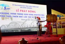 Ông Nguyễn Thanh, Giám đốc Sở Công Thương đánh trống phát động tháng bán hàng khuyến mại lần thứ XII năm 2018