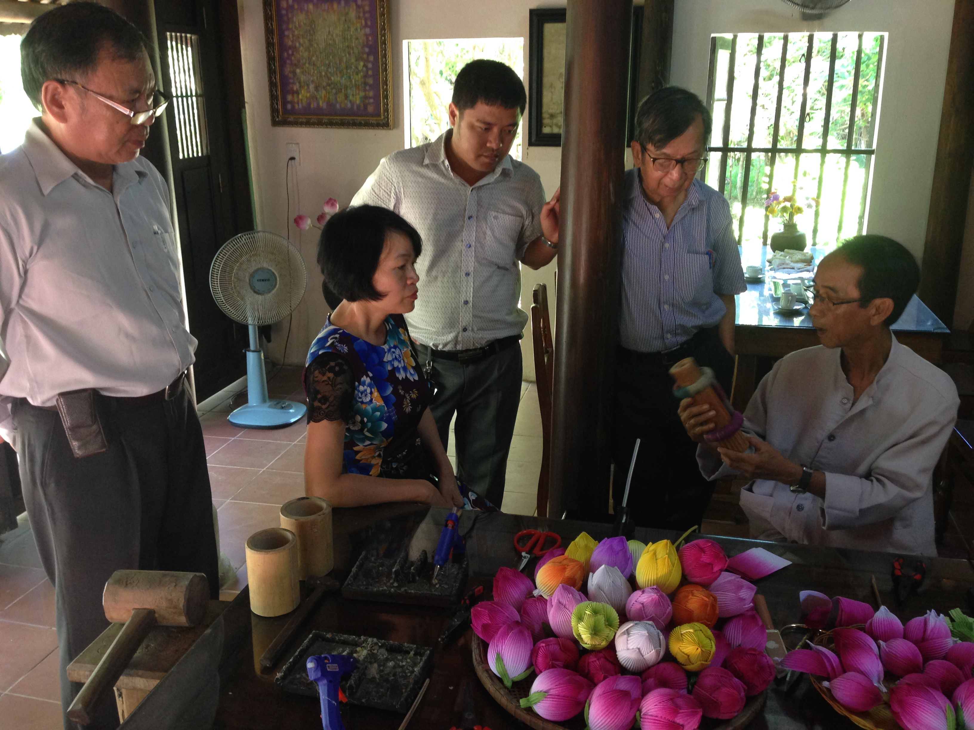 Hội đồng Thẩm định tại cơ sở sản xuất Hoa giấy của Nghệ nhân Thân Văn Huy tại Làng hoa giấy Thanh Tiên