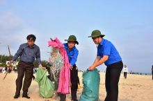 Chủ tịch UBND tỉnh Phan Ngọc Thọ trực tiếp tham gia làm sạch rác tại bãi biển Thuận An