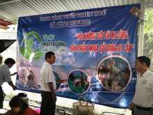 Treo pa-nô tuyên truyền về Phong trào "Nói không với túi ny-lông sử dụng 1 lần " tại chợ Phường Đúc, thành phố Huế