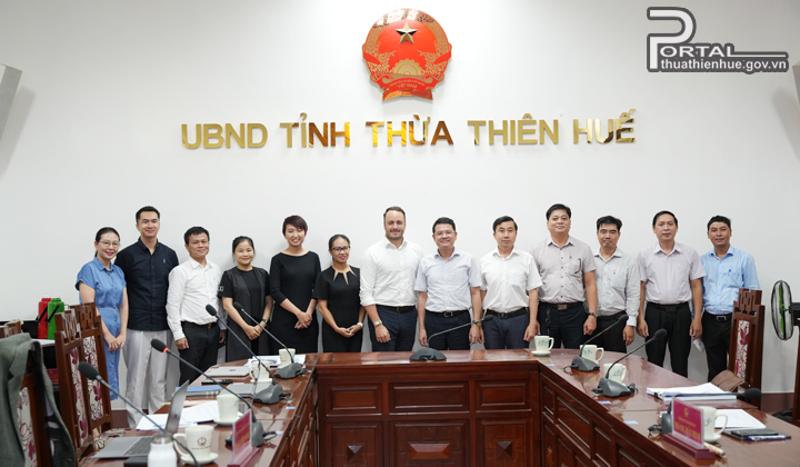 Lãnh đạo tỉnh cùng đại diện Công ty TNHH Grab tại Việt Nam chụp ảnh lưu niệm