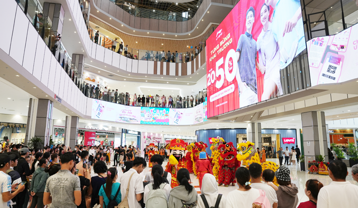 Đông đảo khách hàng đến thăm quan, mua sắm trong ngày đầu Trung tâm Thương mại AEON MALL Huế chính thức mở cửa